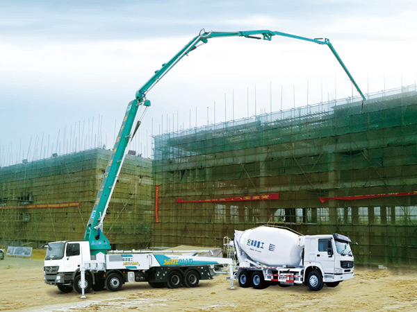 Xe trộn và xe bơm hoạt động tại hiện trường